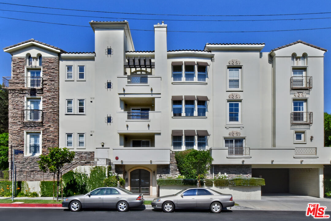 4202 Whitsett Ave Unit: 104