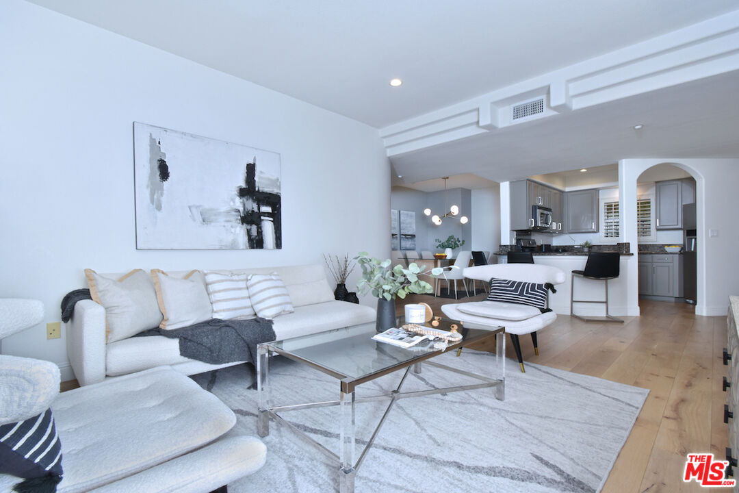 4202 Whitsett Ave Unit: 104