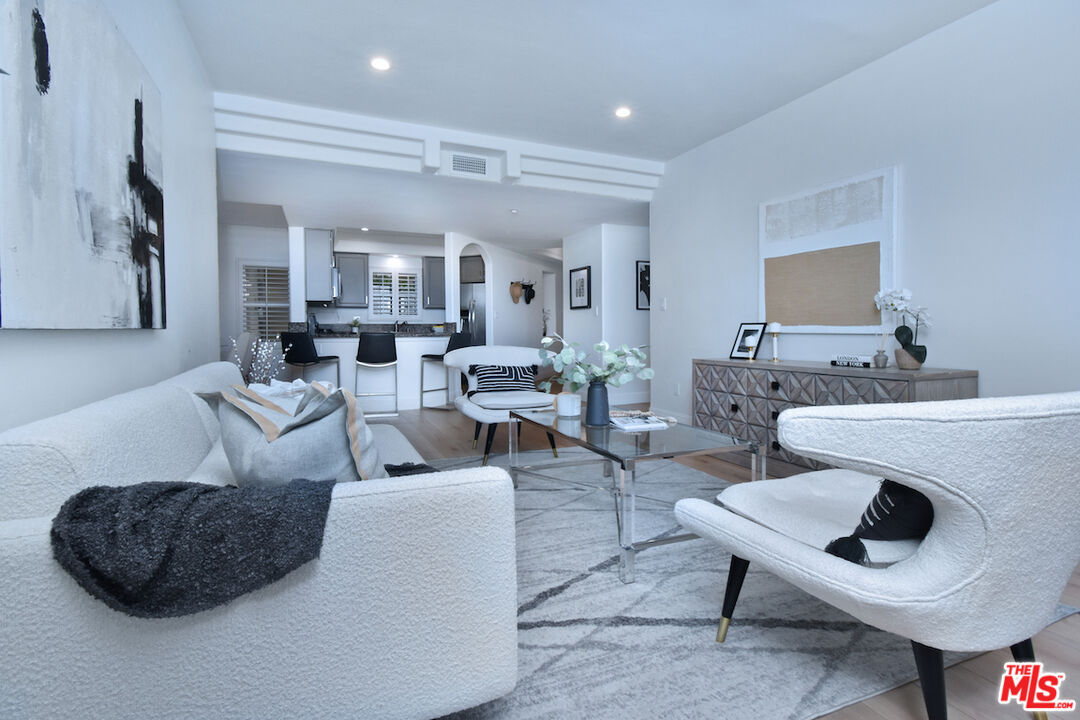 4202 Whitsett Ave Unit: 104