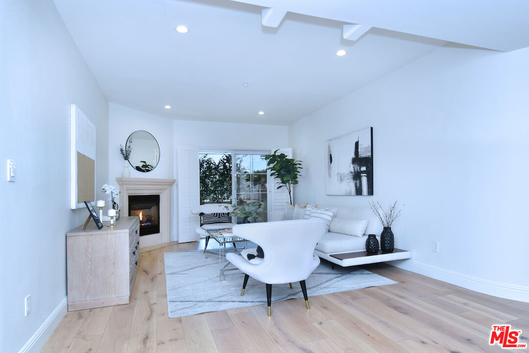 4202 Whitsett Ave Unit: 104