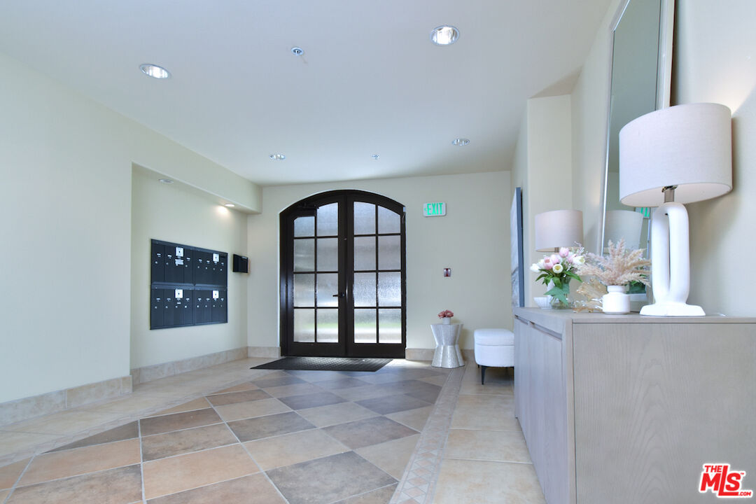 4202 Whitsett Ave Unit: 104