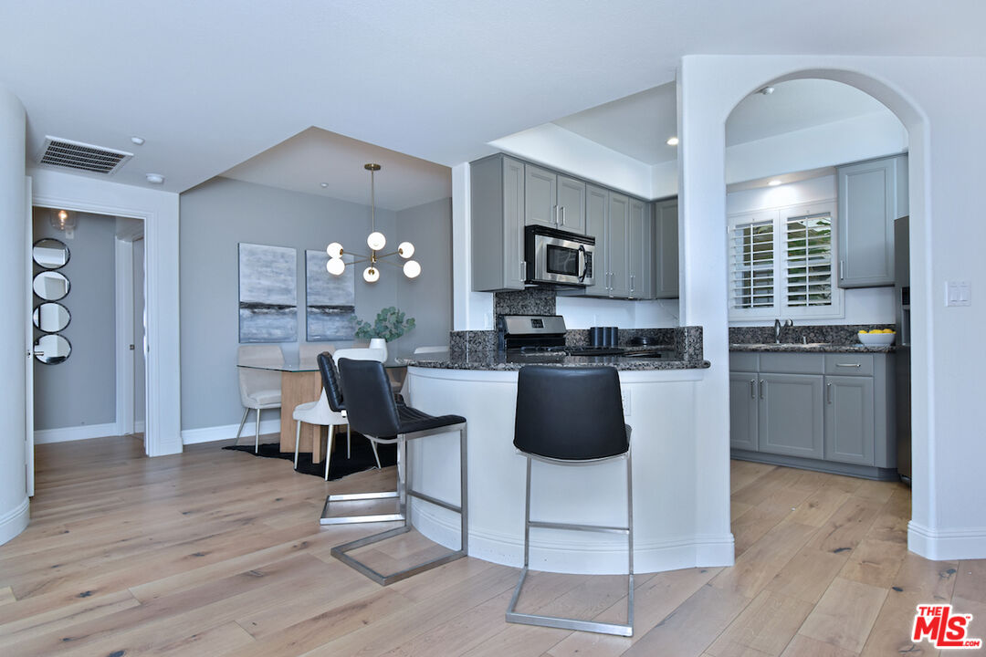 4202 Whitsett Ave Unit: 104