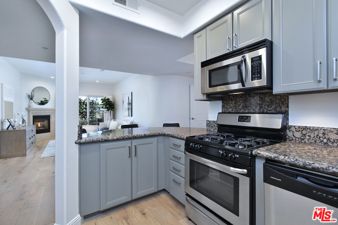 4202 Whitsett Ave Unit: 104