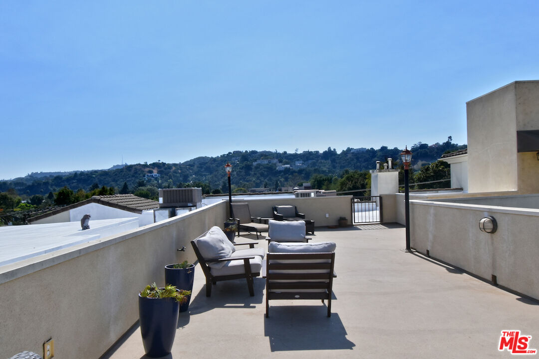 4202 Whitsett Ave Unit: 104