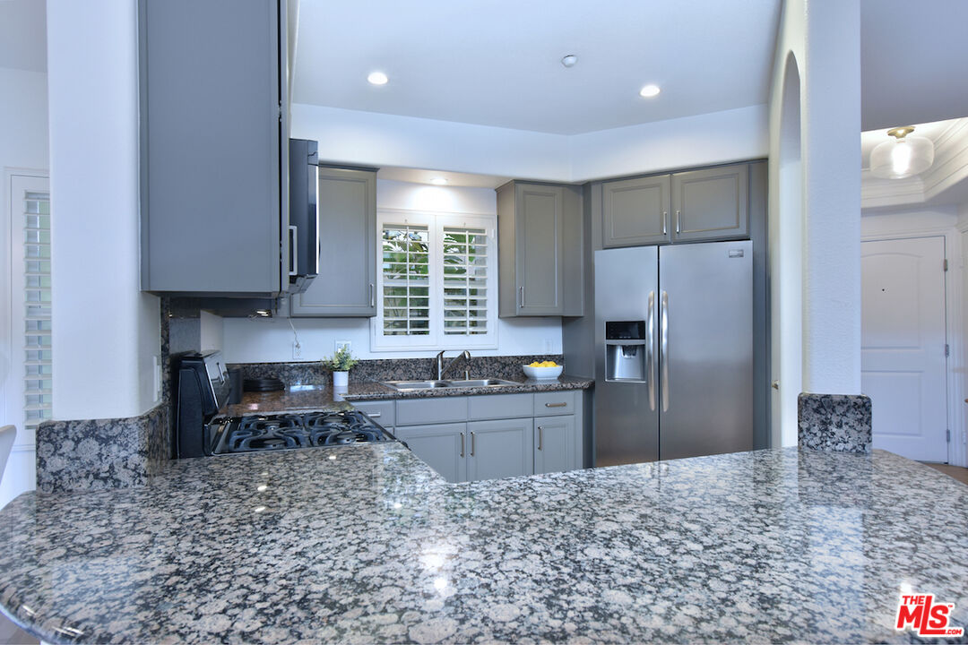 4202 Whitsett Ave Unit: 104