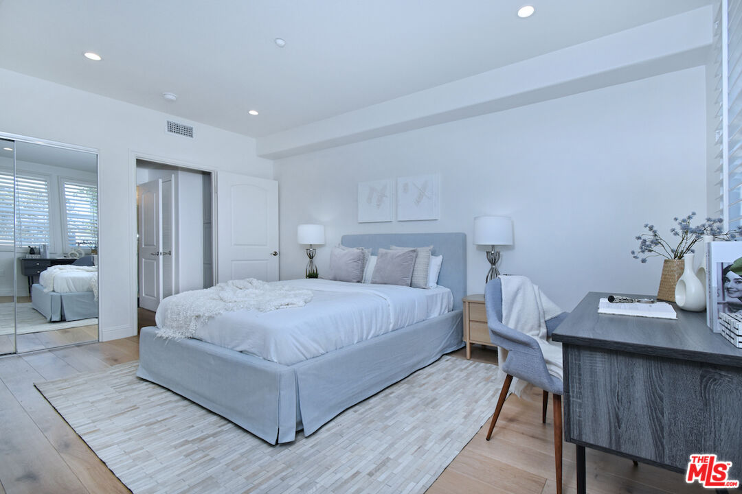 4202 Whitsett Ave Unit: 104