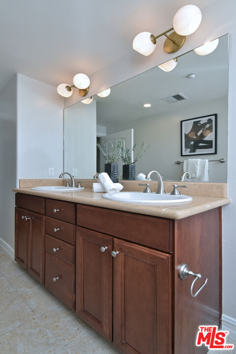 4202 Whitsett Ave Unit: 104