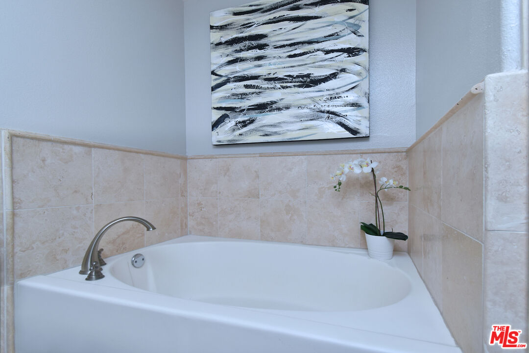 4202 Whitsett Ave Unit: 104