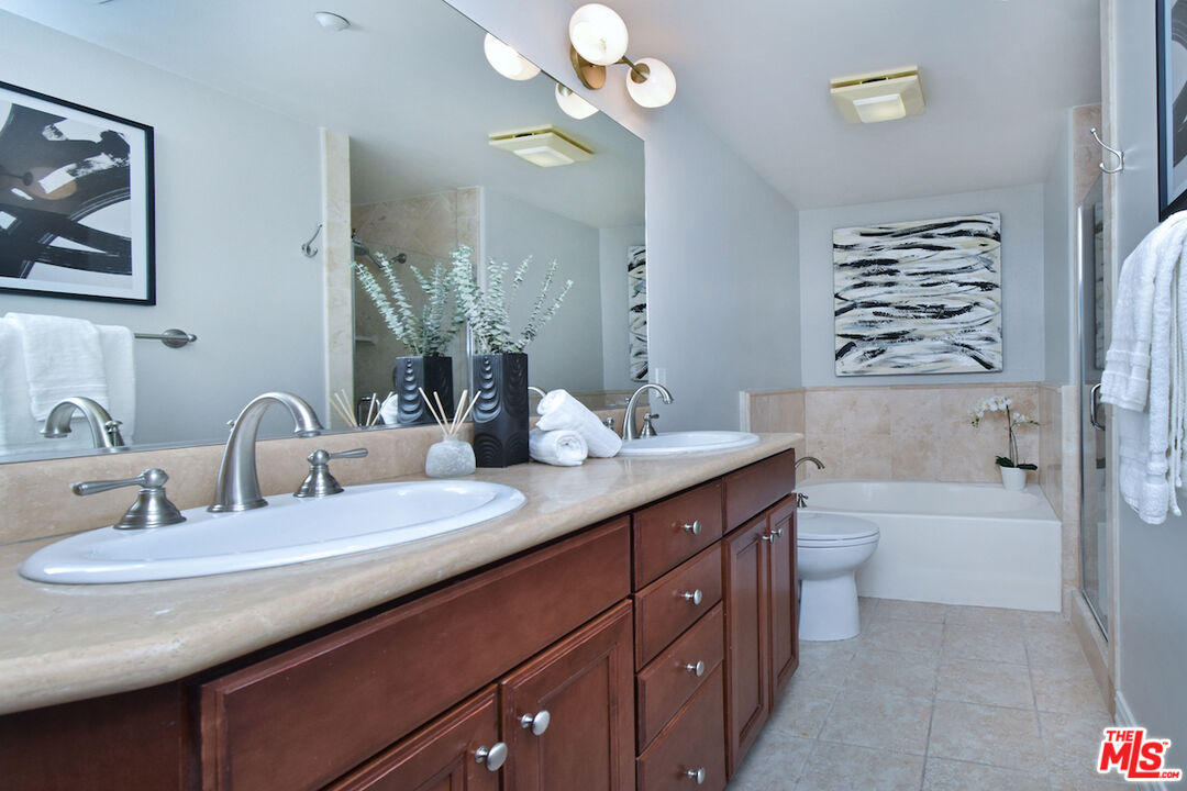 4202 Whitsett Ave Unit: 104