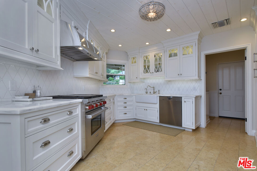 3853 Stone Canyon Ave