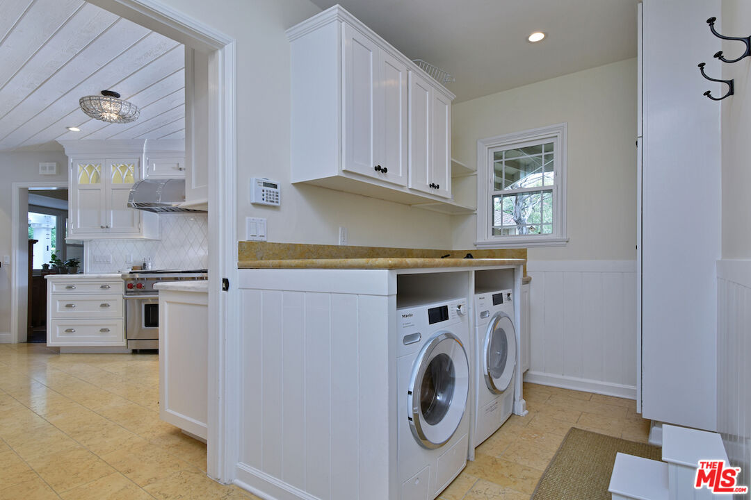 3853 Stone Canyon Ave