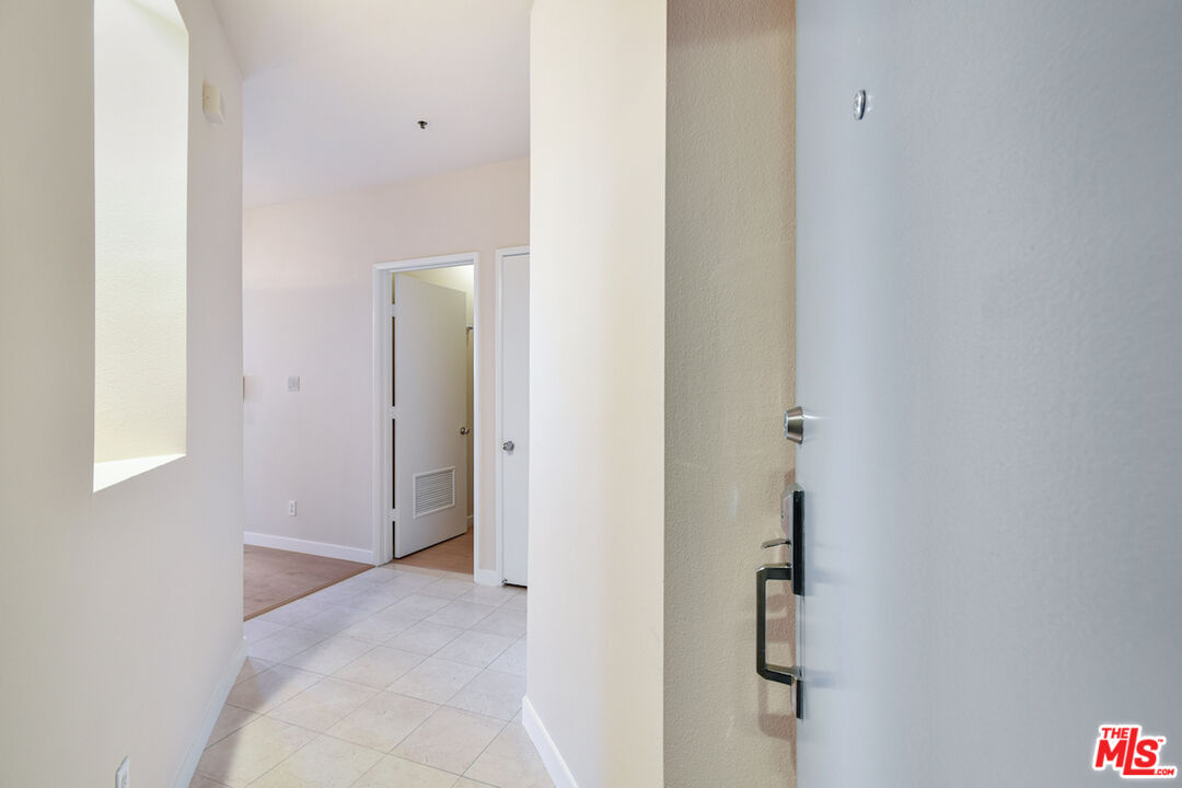 5350 White Oak Ave Unit: 408