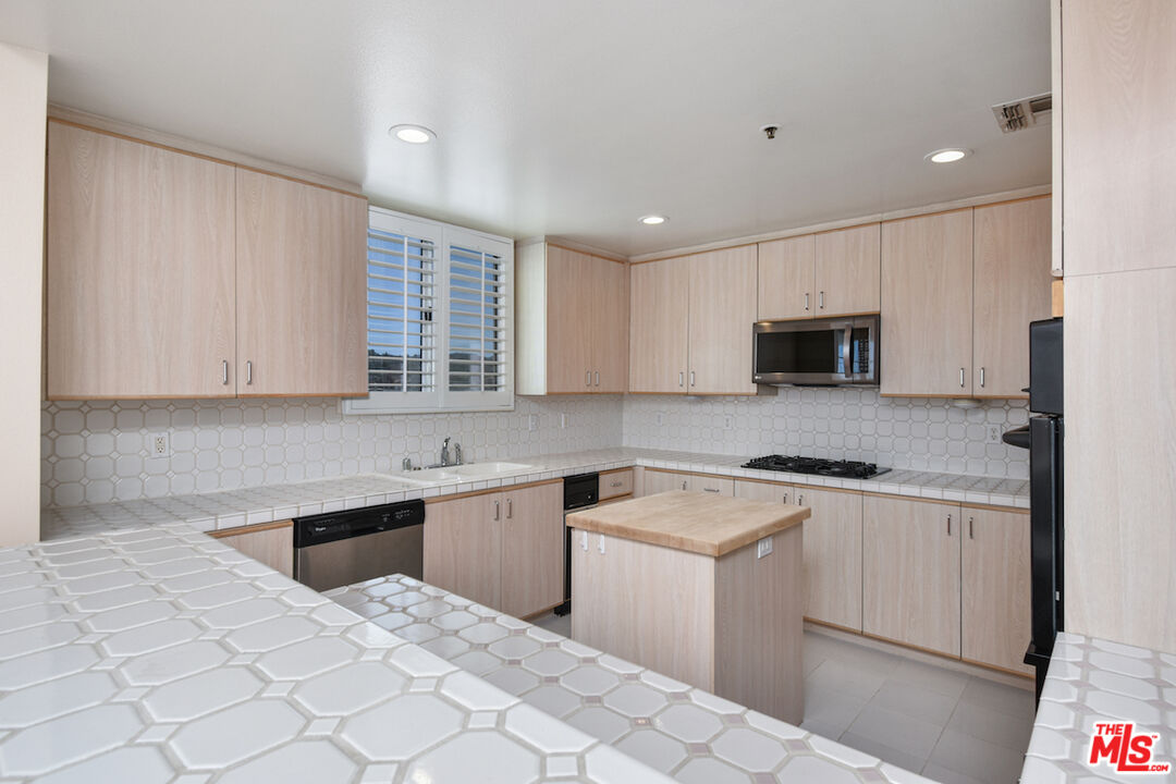 5350 White Oak Ave Unit: 408