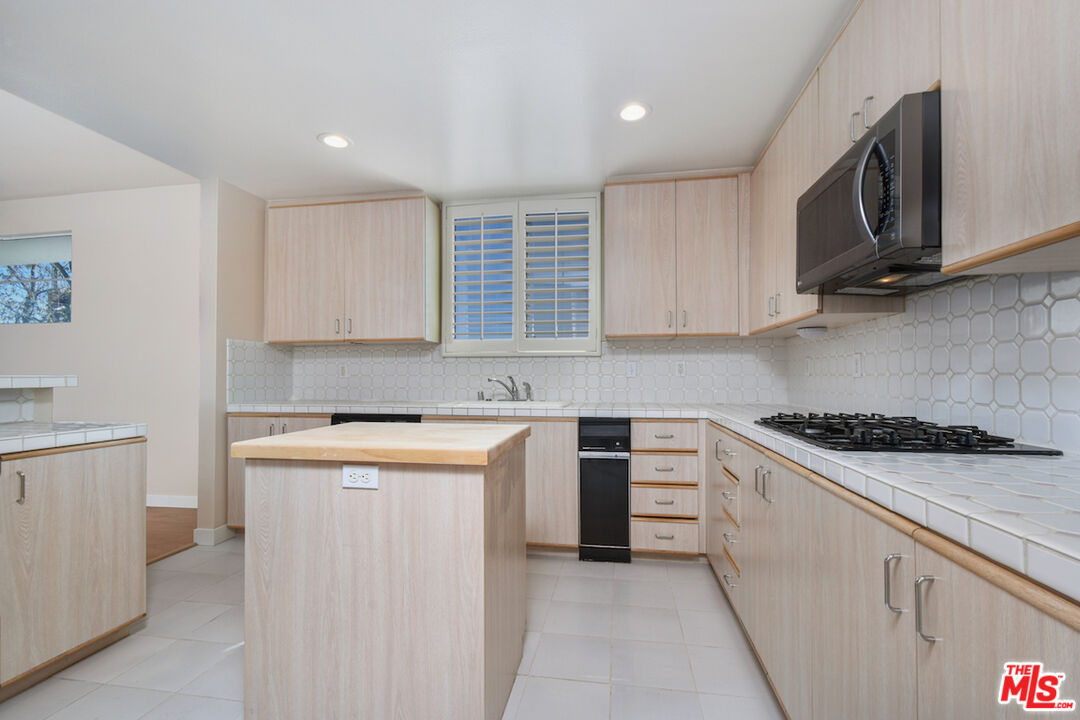5350 White Oak Ave Unit: 408