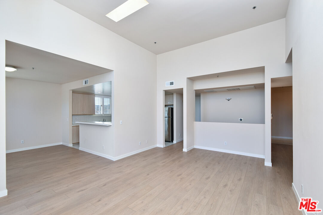 5350 White Oak Ave Unit: 408