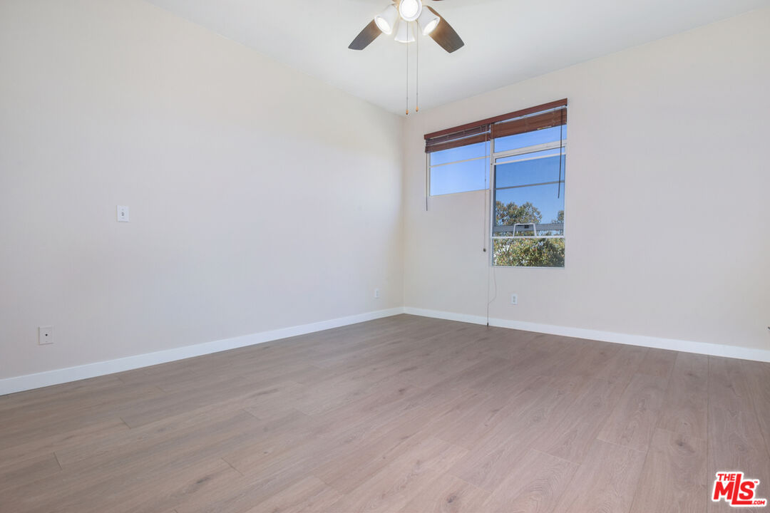 5350 White Oak Ave Unit: 408