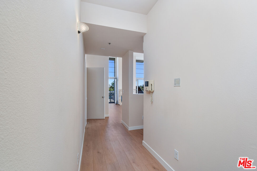 5350 White Oak Ave Unit: 408