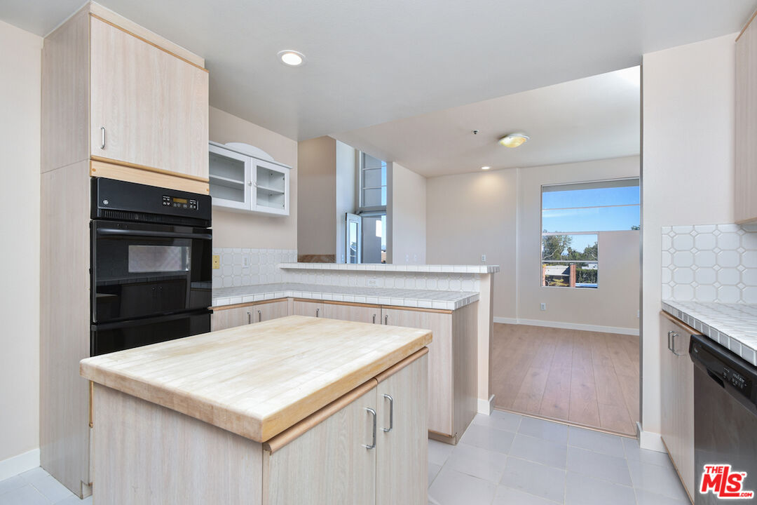 5350 White Oak Ave Unit: 408