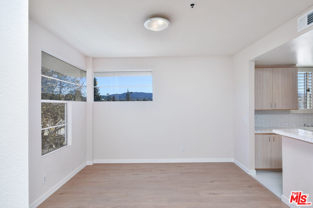 5350 White Oak Ave Unit: 408