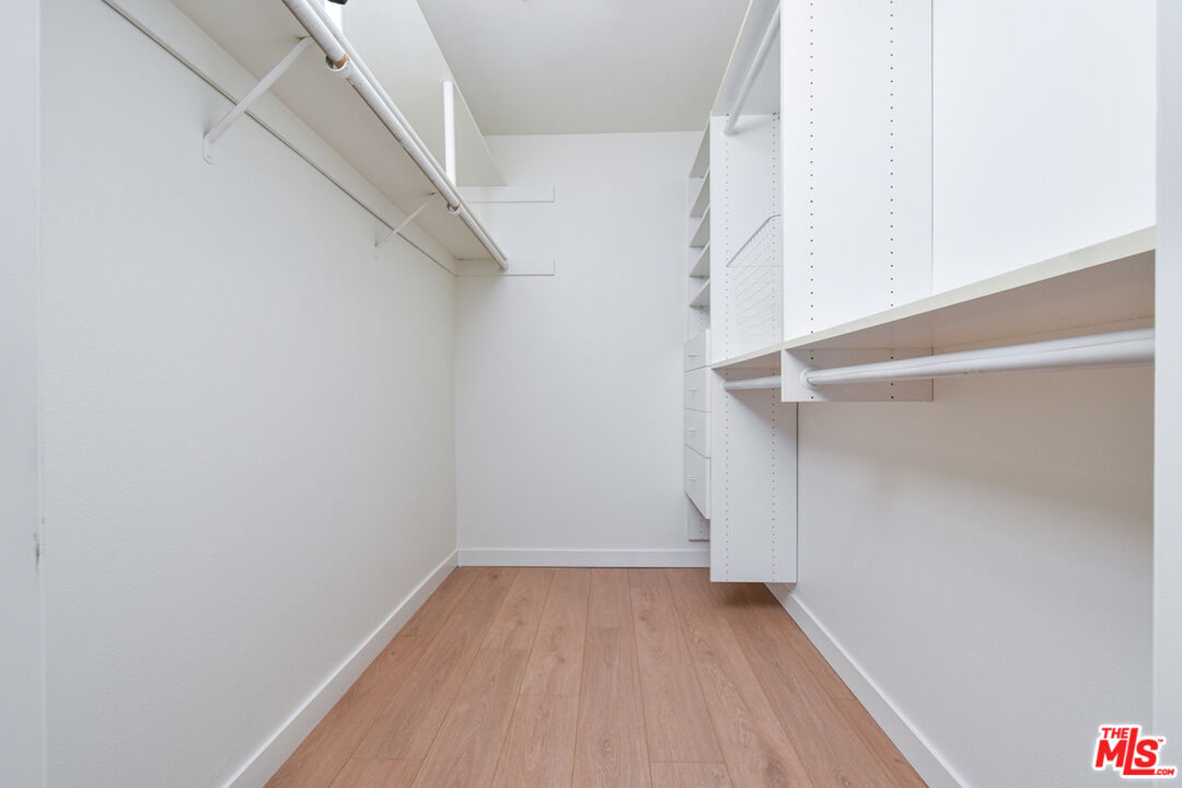 5350 White Oak Ave Unit: 408