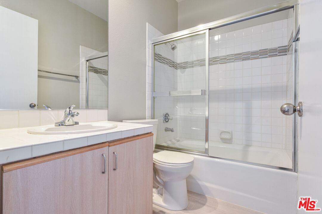 5350 White Oak Ave Unit: 408