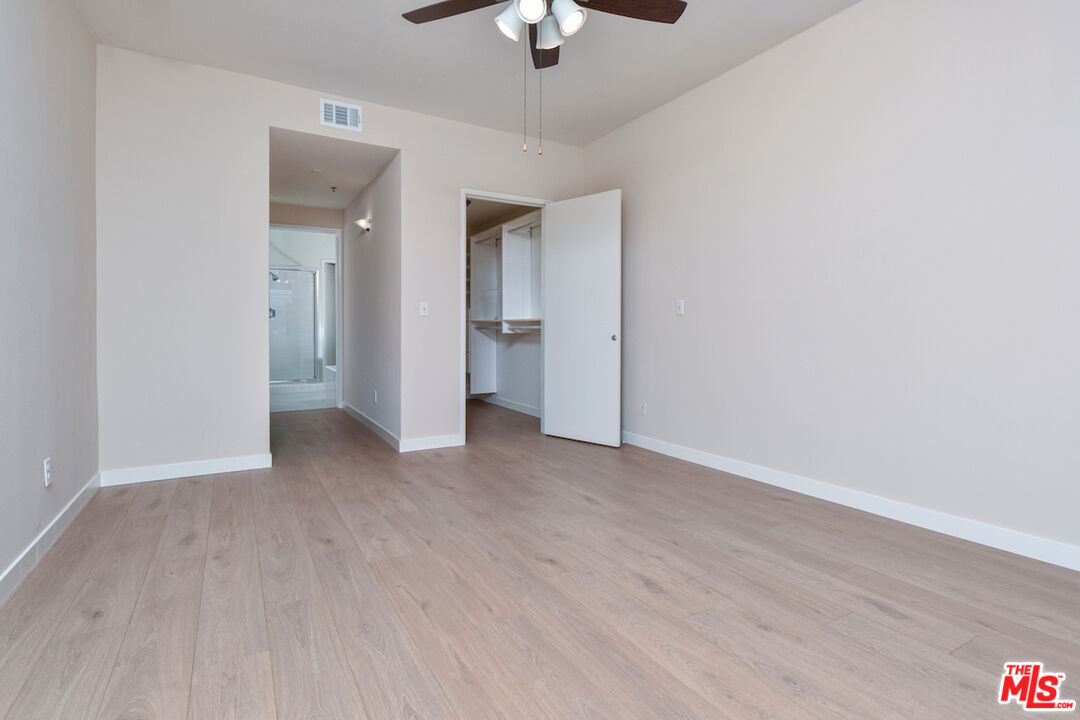 5350 White Oak Ave Unit: 408