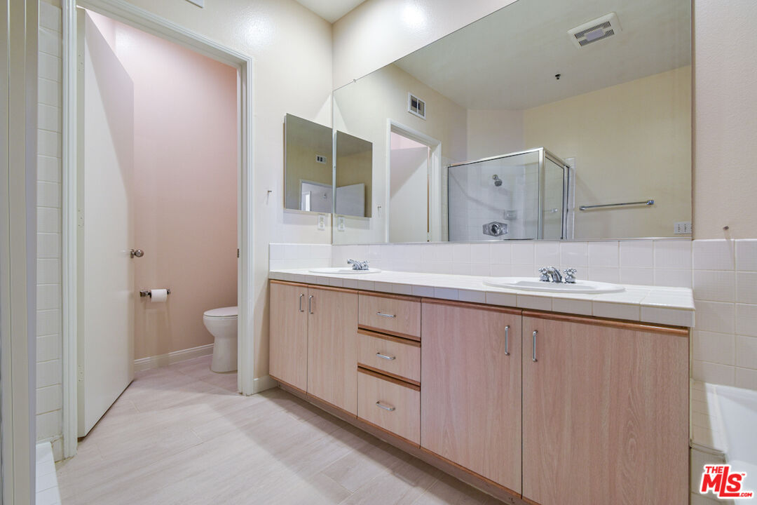 5350 White Oak Ave Unit: 408