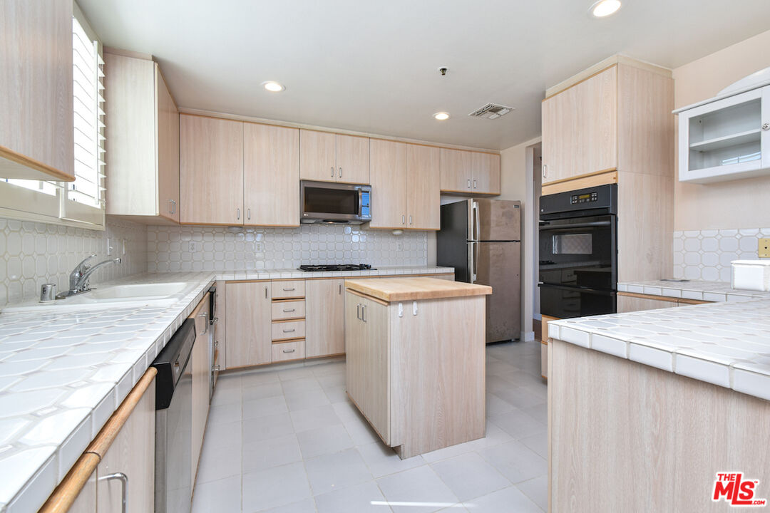 5350 White Oak Ave Unit: 408