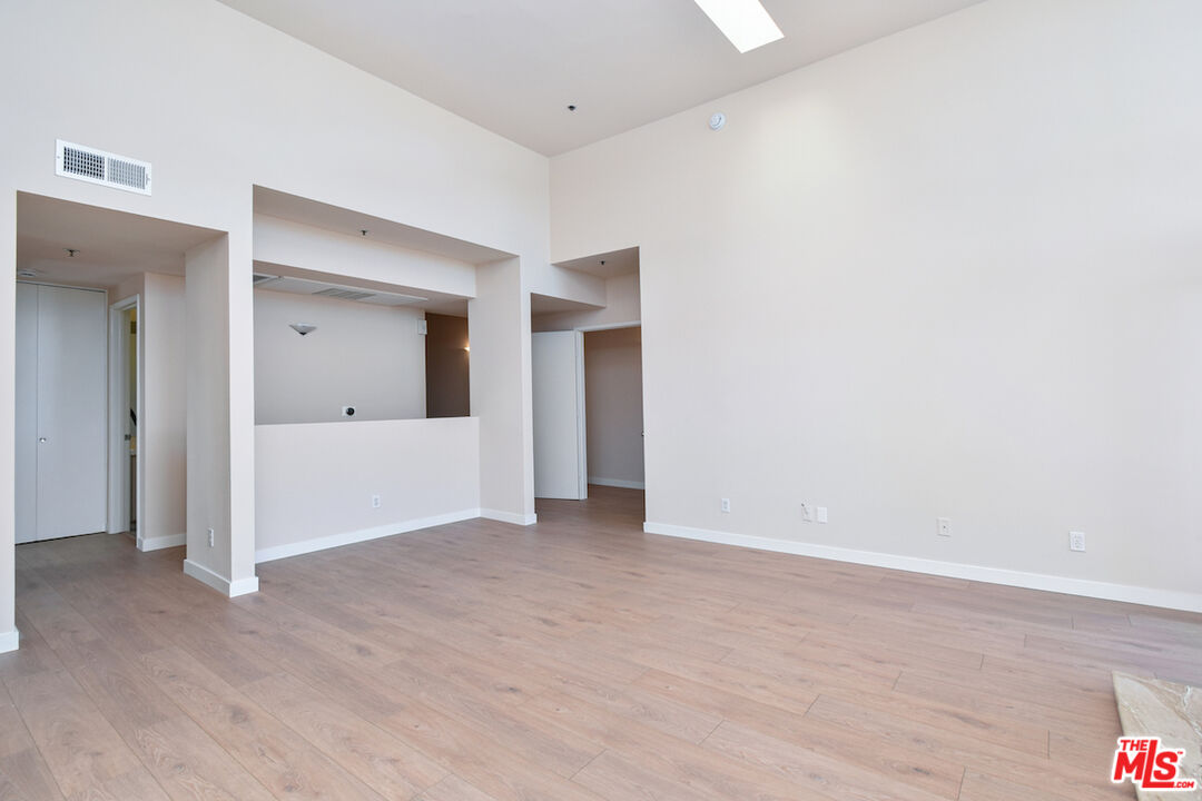 5350 White Oak Ave Unit: 408