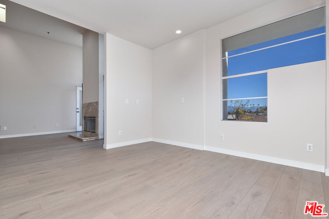 5350 White Oak Ave Unit: 408