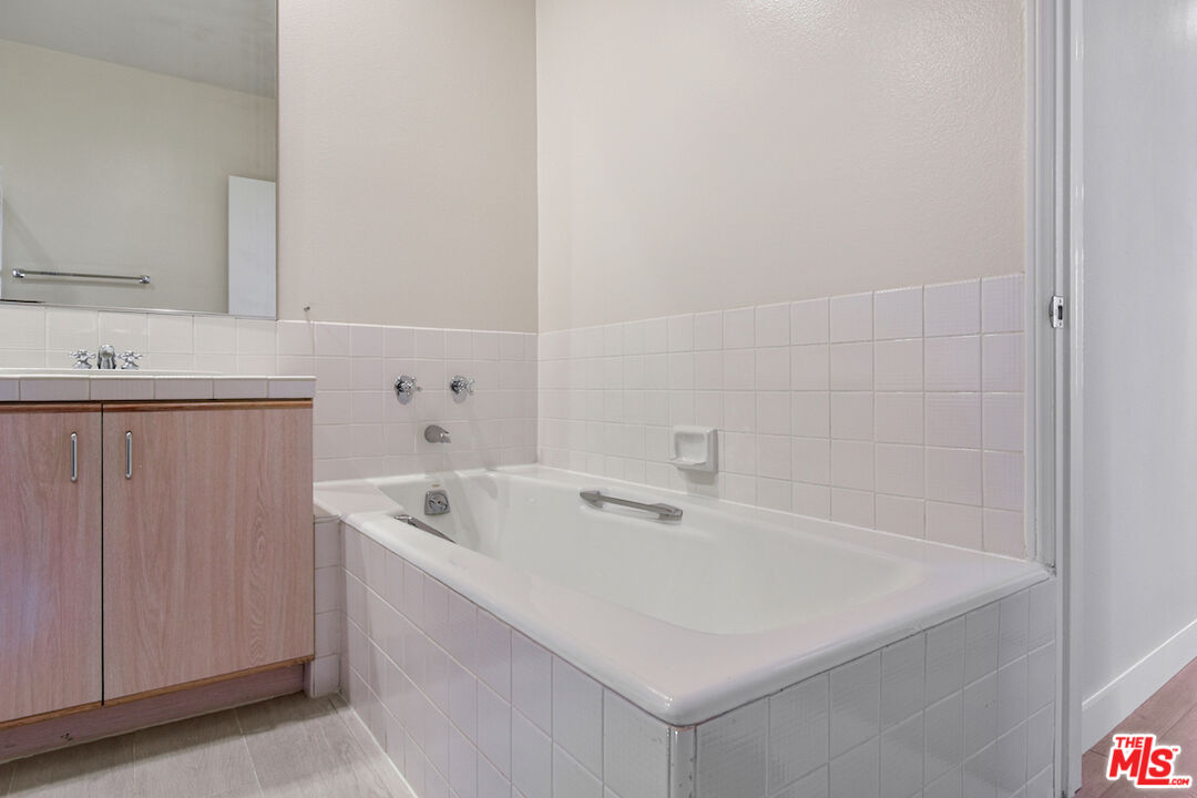 5350 White Oak Ave Unit: 408