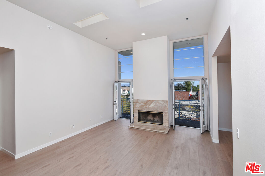 5350 White Oak Ave Unit: 408