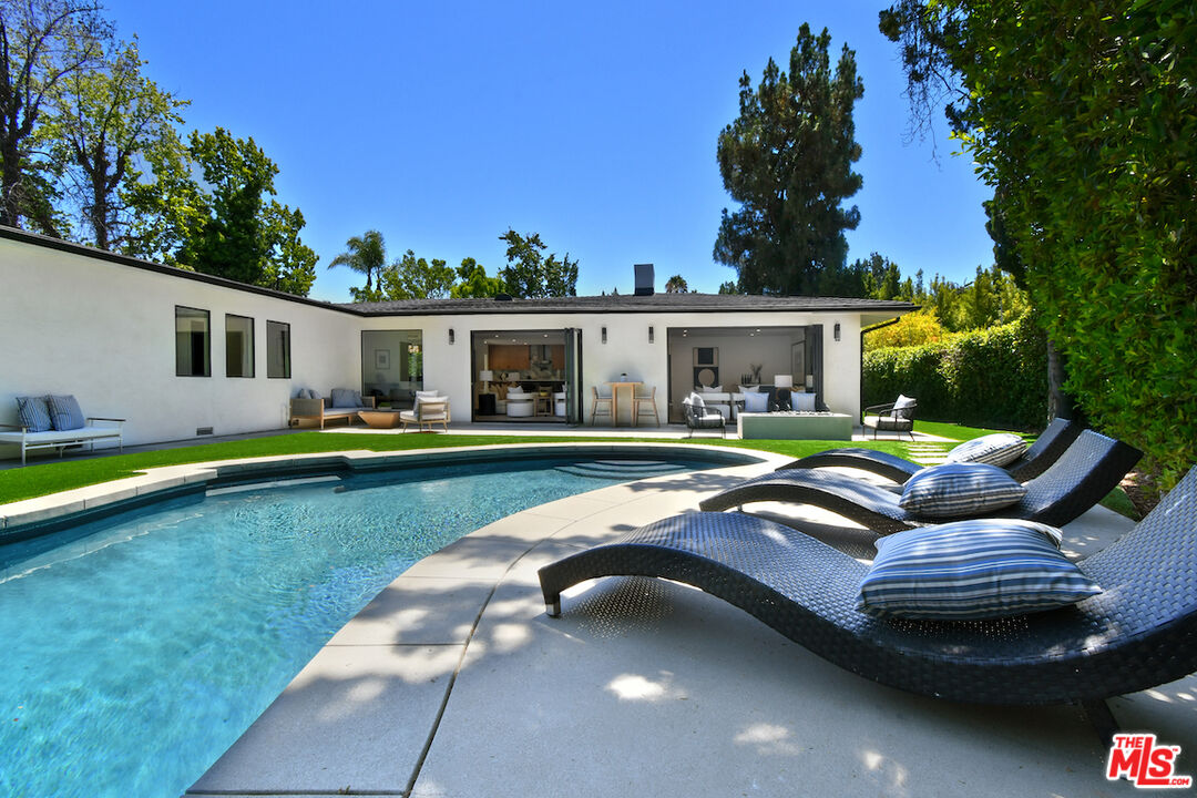 3221 Elvido Dr