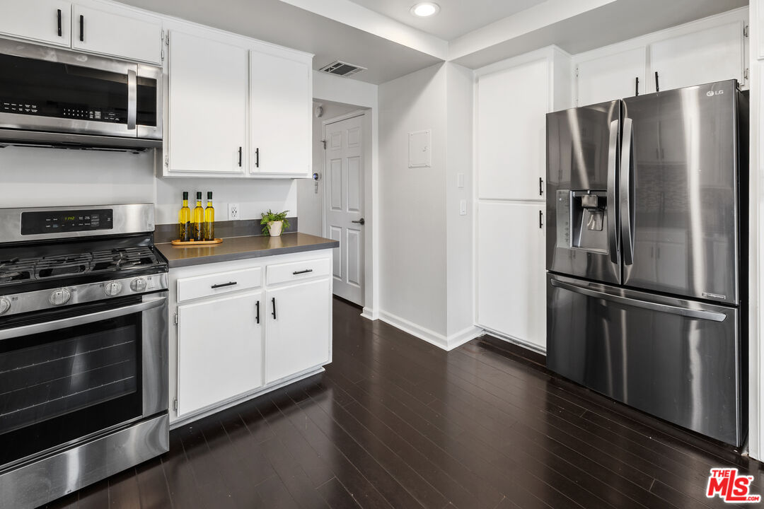 11127 La Maida St Unit: 9