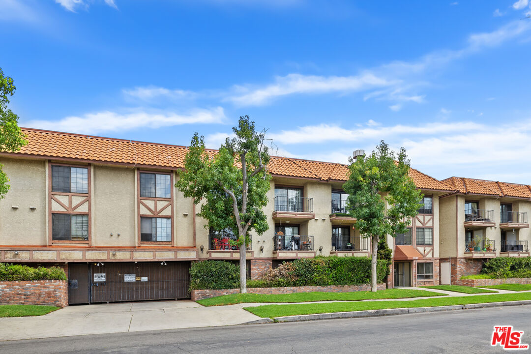 11127 La Maida St Unit: 9