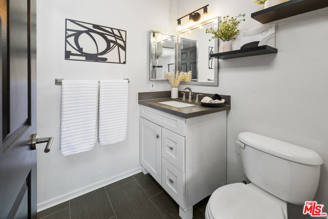 11127 La Maida St Unit: 9