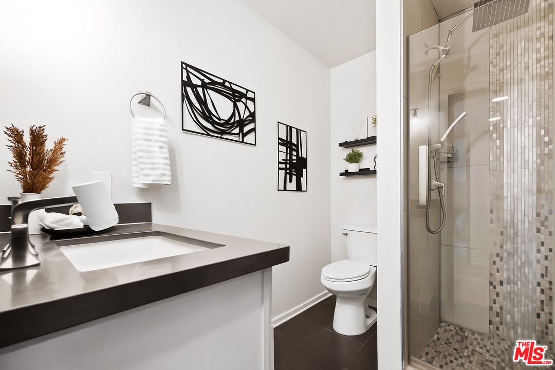 11127 La Maida St Unit: 9