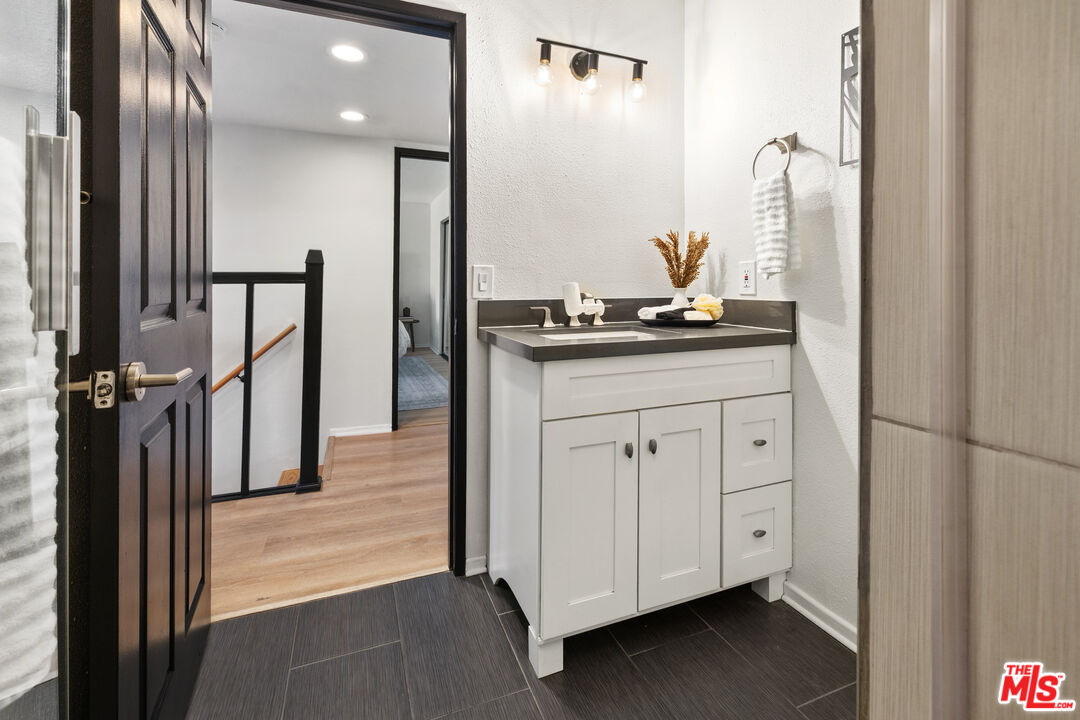 11127 La Maida St Unit: 9