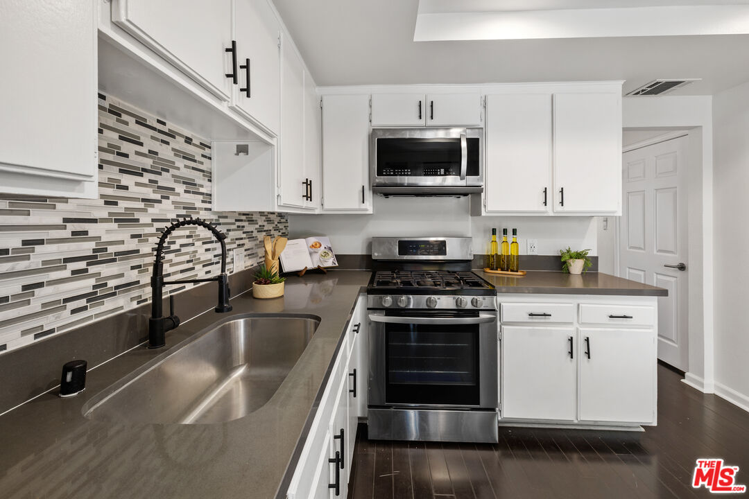 11127 La Maida St Unit: 9