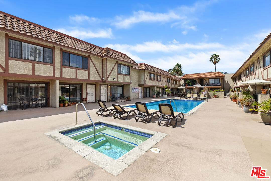 11127 La Maida St Unit: 9