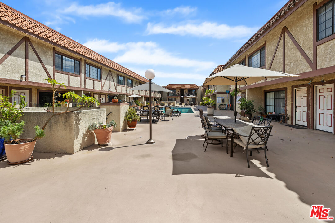 11127 La Maida St Unit: 9