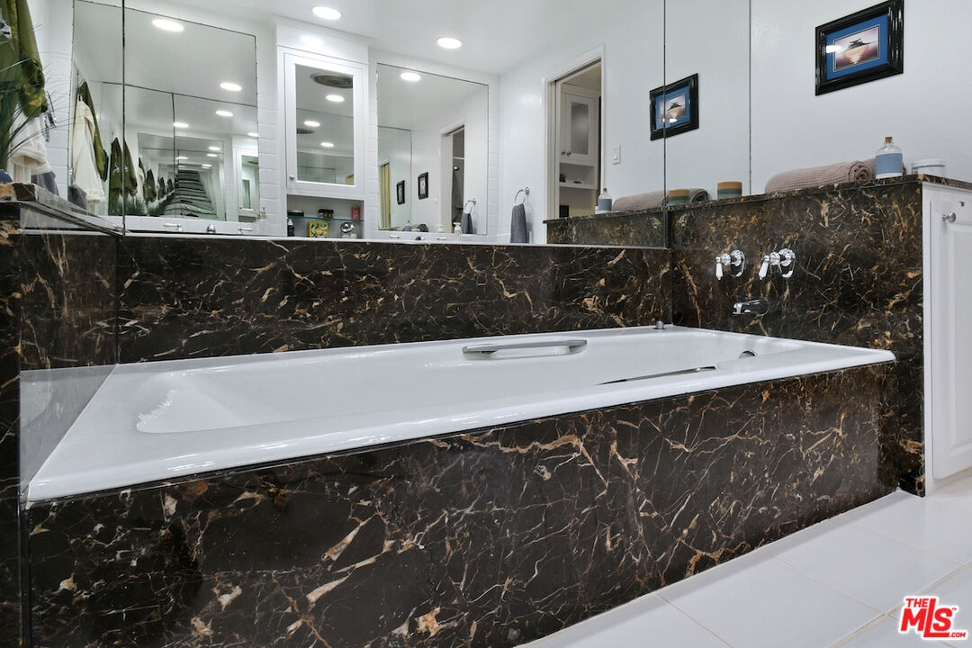 11687 Bellagio Rd Unit: 3