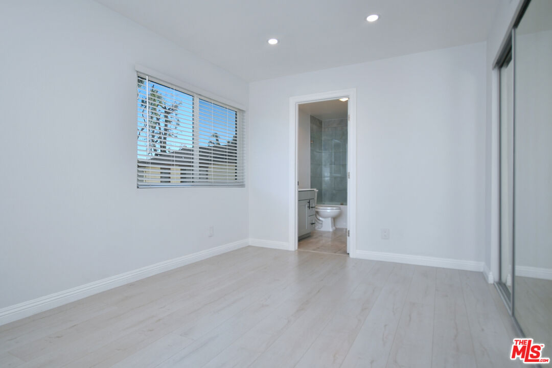 13942 Oxnard St