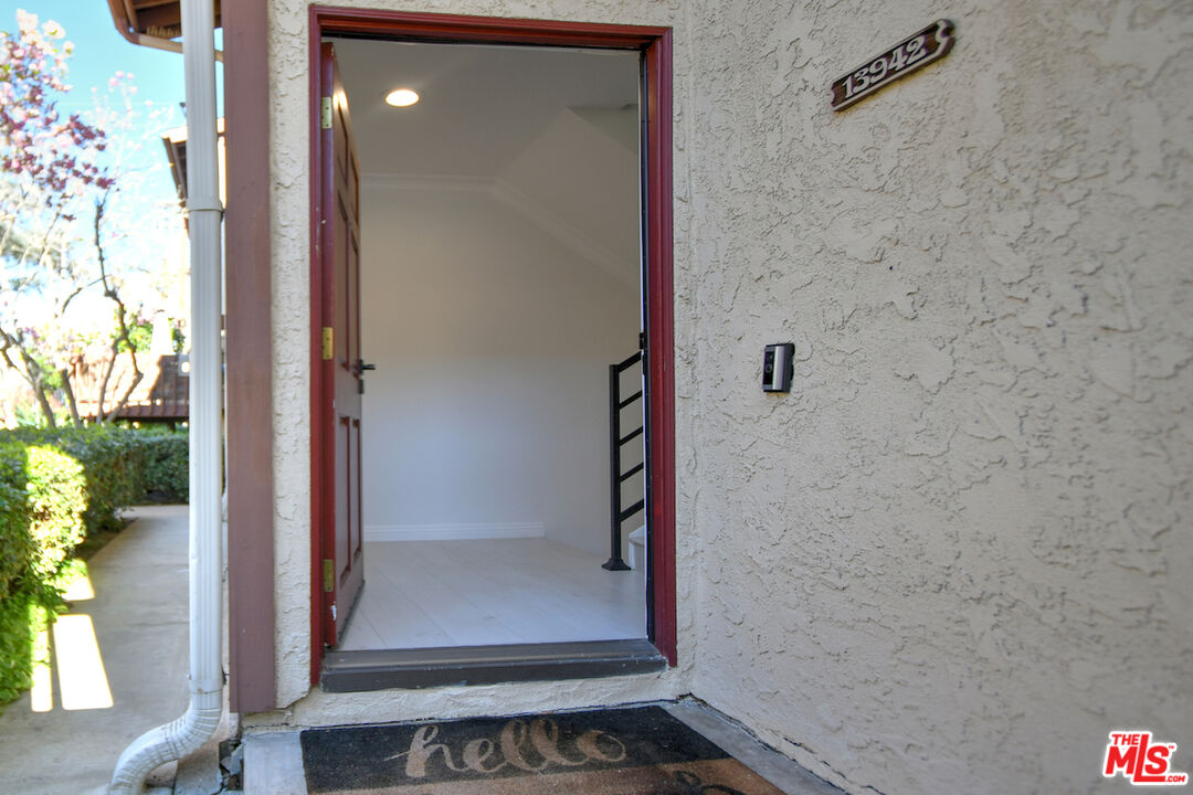 13942 Oxnard St