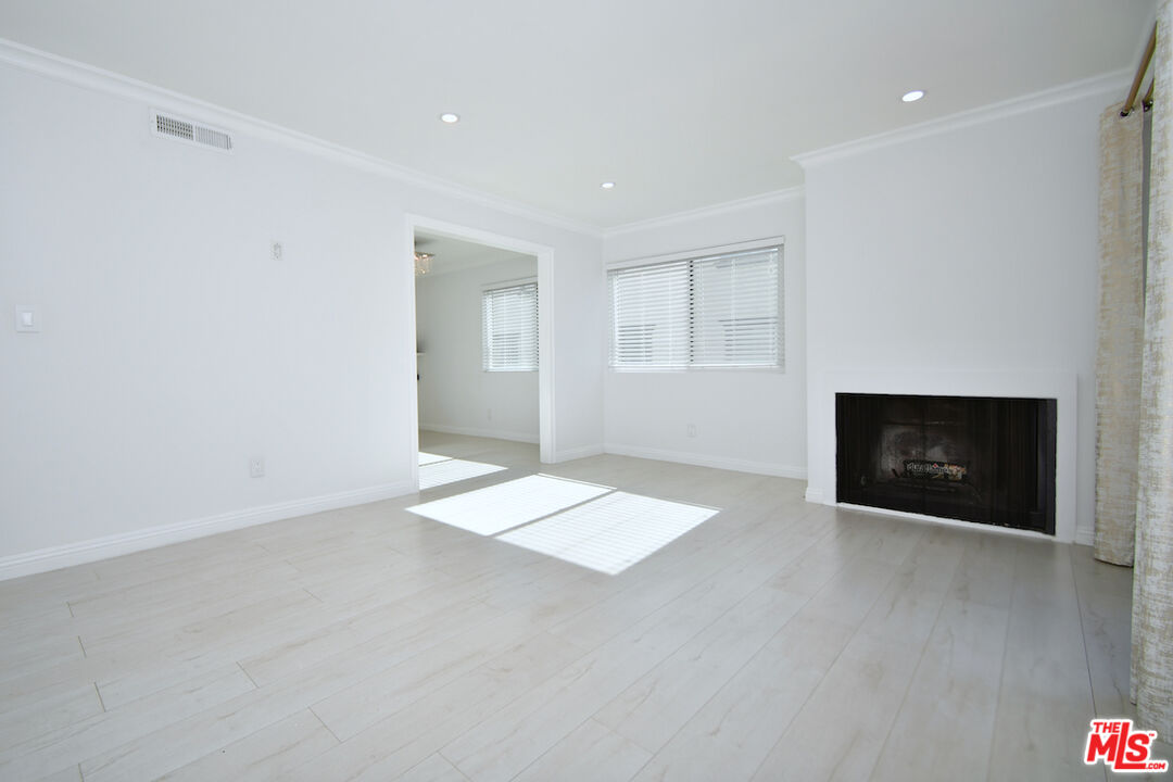 13942 Oxnard St