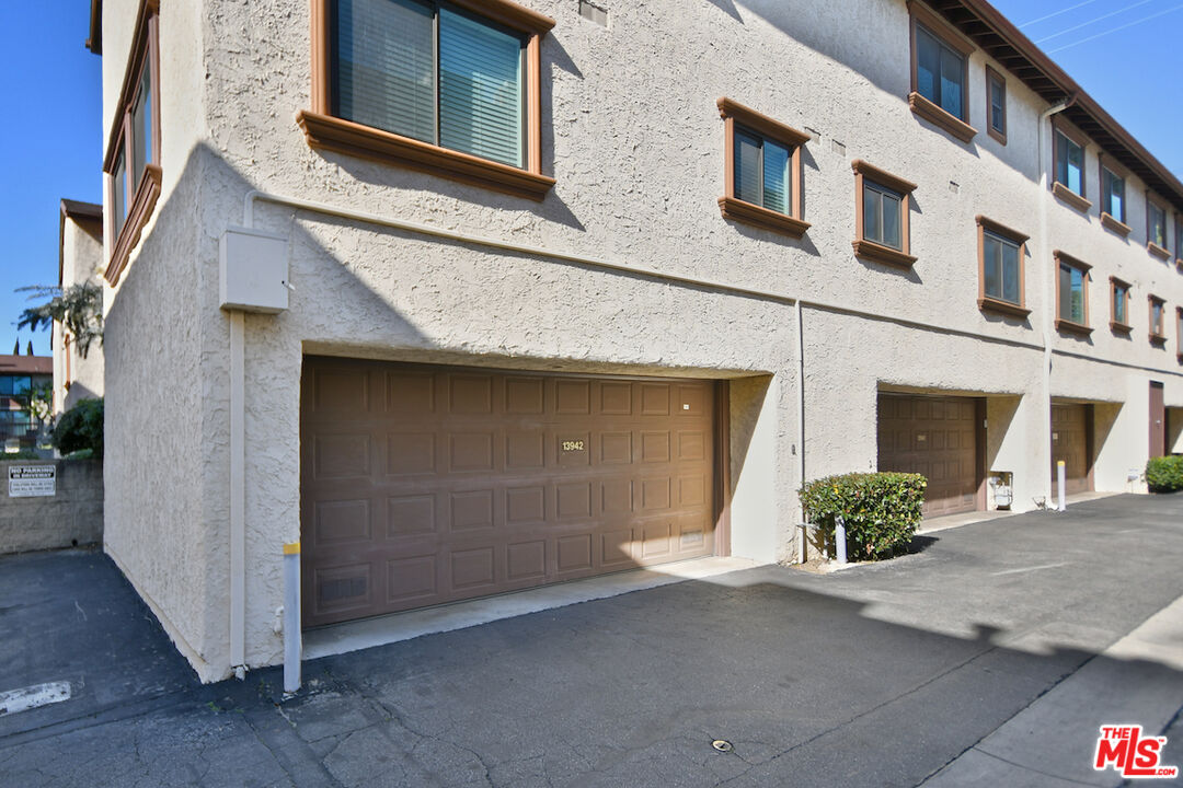 13942 Oxnard St