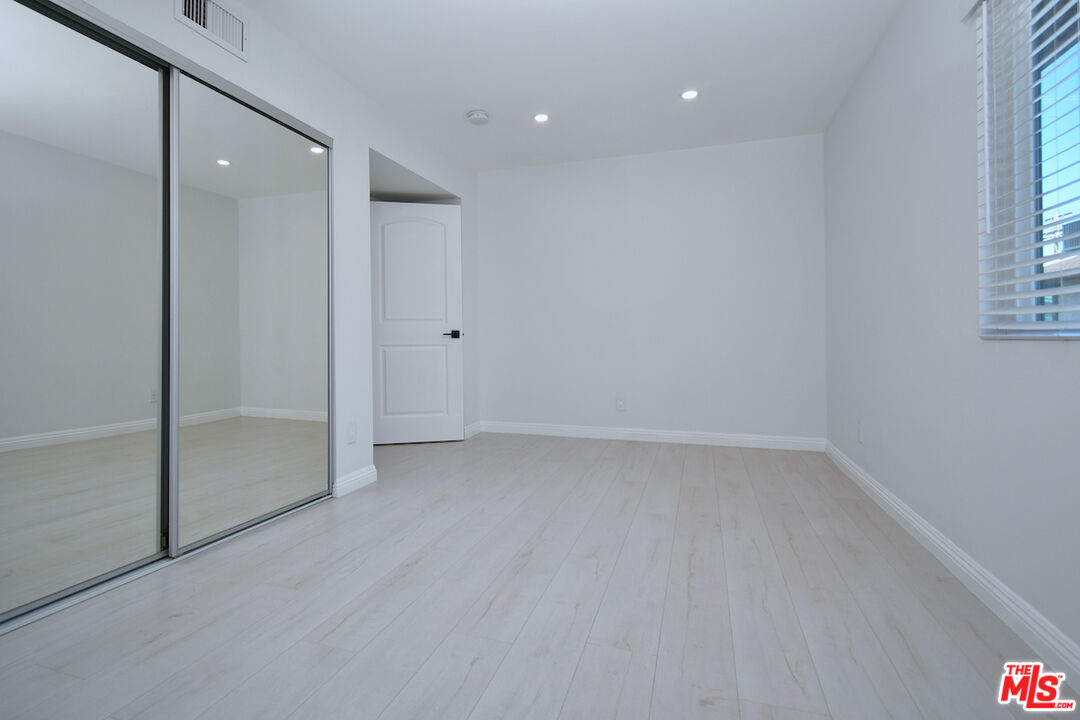 13942 Oxnard St