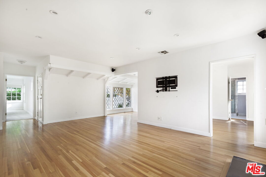 4343 Noble Ave