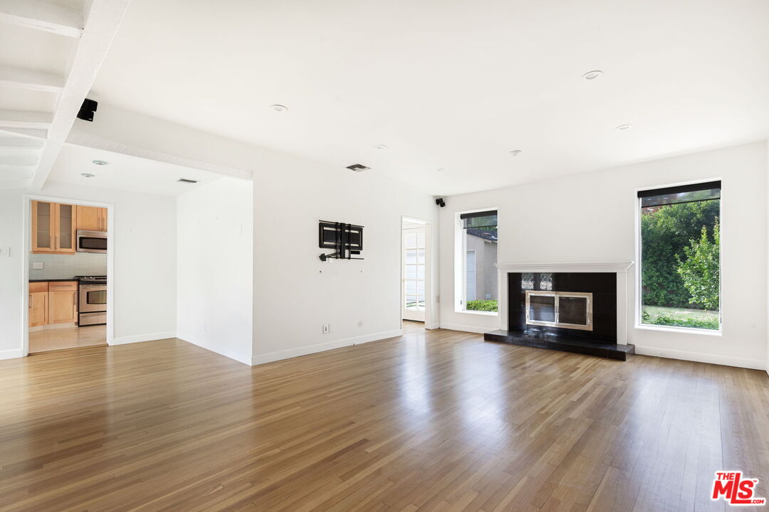 4343 Noble Ave
