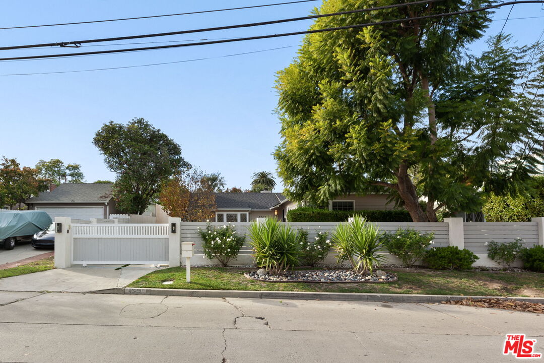 4343 Noble Ave